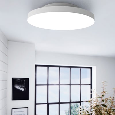 EGLO Turcona-Z hvid smart plafond med Ø450 mm diameter monteret i et lyst rum med et stort vindue i baggrunden.