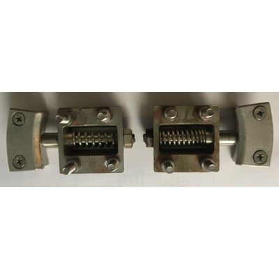 To NID fjederlåsesæt til 315/425 mm karm, vist med synlig fjeder og låsemekanisme i metal.