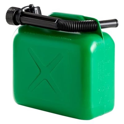 Grøn 5 liters benzindunk i plast med sort låg og fleksibel udløbstud, klar til brug.