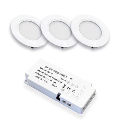 LEDlife Reco68 møbelspot i mat hvid med ekstra varmt lys vises sammen med tre runde spots og strømforsyningen.