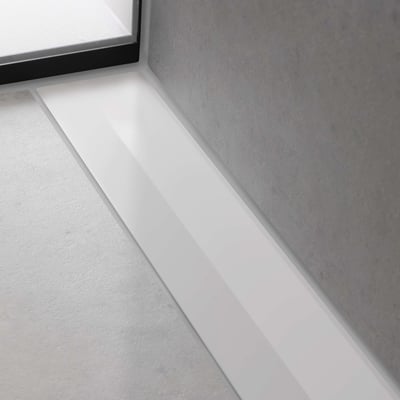 Hansgrohe 800 mm afløbsrende monteret i et moderne badeværelse, vist med mat hvid overflade og grå vægfliser.