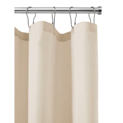 Fjederstang i aluminium, justerbar fra 75 til 125 cm, vist monteret med et lyst gardin.