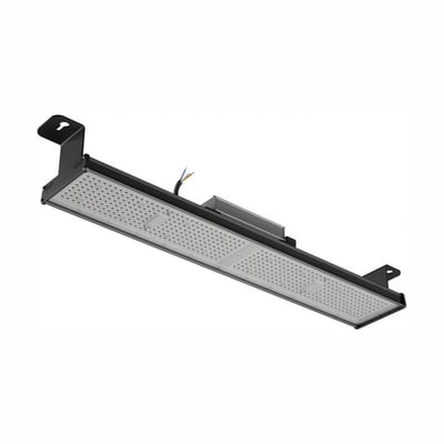 SpectrumLED linear high bay LED-armatur på 150 W set skråt forfra med lysflade, driver og monteringsbeslag.