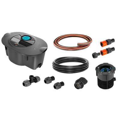 Gardena Aquaprecise vandingssystem startsæt med grå vandingscomputer, slanger, koblinger og sprinklerhoved på hvid baggrund.