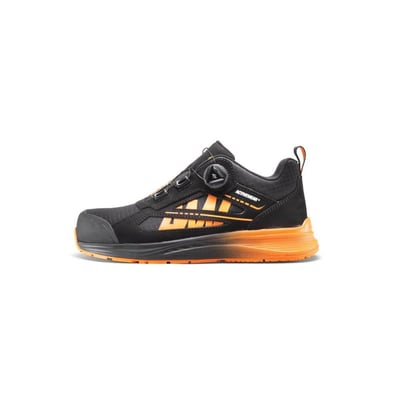 Activewear Pump 7717 sikkerhedssko i størrelse 46, sort med orange sål og FitGo-lukning, set fra siden.