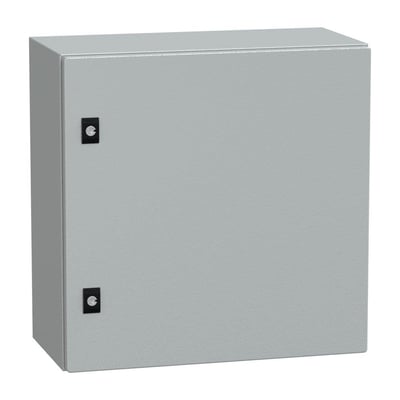 Lukket Schneider Electric CRN metal vægskab, 500x500x250mm, i RAL7035 med to firkantede låsebeslag på fronten.
