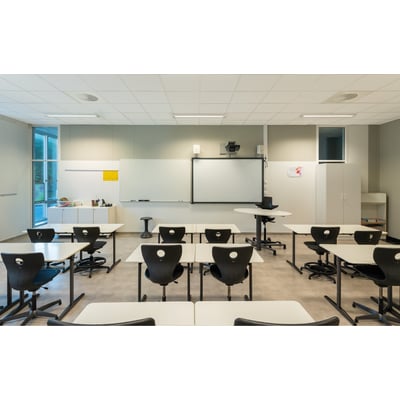 SG Armaturen Ecoline Connect 1600 lysarmatur med hvidt lys (4000K) installeret i et lyst undervisningslokale med borde og stole.