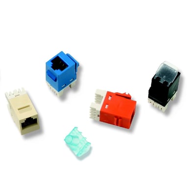 CommScope Modular Jack KAT5E U/UTP SL i flere farver, inklusive beige, blå, rød og sort, samt en gennemsigtig plastikdel.