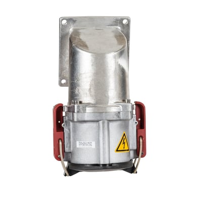 Vinklet CEE vægudtag i aluminium med 200A, 6h og IP67-beskyttelse, monteret på hvid baggrund.