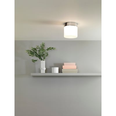 Astro 7024 Sabina 170 loftlampe i blank krom med opal glaskuppel, monteret på et lysegråt loft.