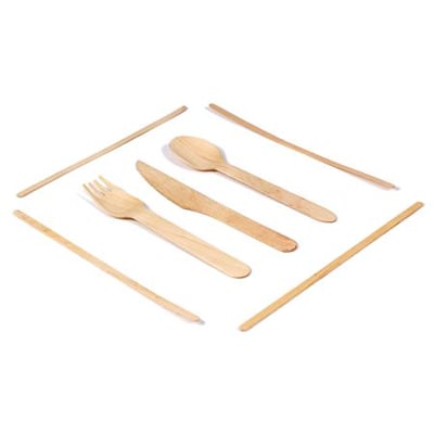 Antalis Nature Line træbestik, 19 cm, med en gaffel, kniv og ske, omgivet af rørepinde, alt fremstillet af 100% naturligt træ.