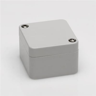 Bernstein CT-502 ABS-kasse på 52x50x35 mm i lysegrå RAL7035 med synlige skruer i rustfrit stål.