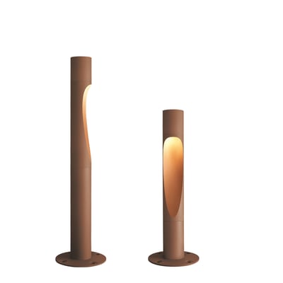 Sammenligning af to Louis Poulsen Flindt Garden Pullertlamper i cortenfarve, en højere og en lavere model på hvid baggrund.
