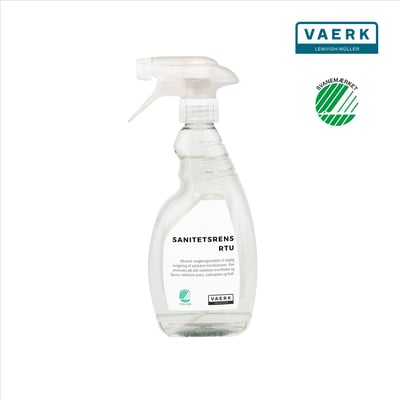 En klar sprayflaske med VAERK Sanitetsrens RTU 500ml, Svanemærket, står på hvid baggrund med produktets logo.