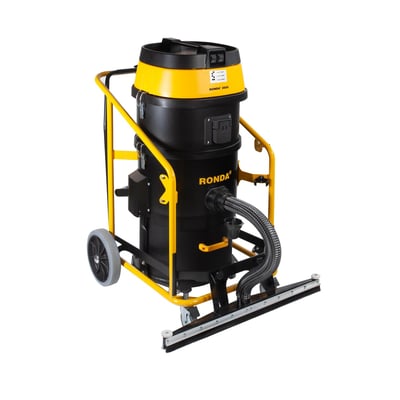 Ronda 2600H industristøvsuger med 2200W motor og 750mm bredt frontmundstykke, monteret på gul ramme med hjul.