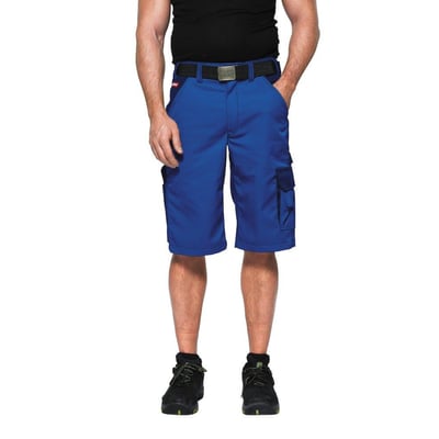 Kansas Icon 100808 arbejdsshorts i kongeblå og marine ses forfra på en person med en hånd i lommen.