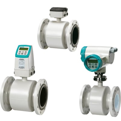 Siemens SITRANS FM MAG 3100 flowmålere i forskellige konfigurationer, inklusive modeller med digitalt display og flanger i hvid og turkis.