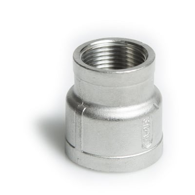 Formmuffe i rustfrit stål 316-CF8M, 1/2"x1/4", 20 bar tryk, med udvendigt og indvendigt gevind på hvid baggrund.