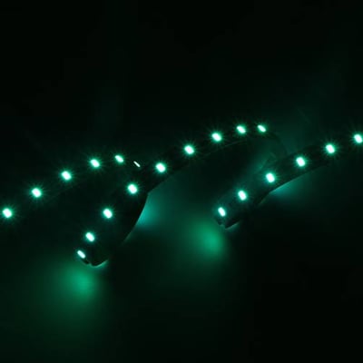 Ansell Lighting P-Cell RGBTW LED strip på 10 meter lyser grønt, med 240 LED pr. meter og 12mm bredde.