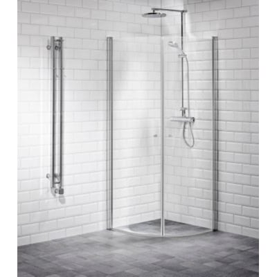 Vetro svingdør med 99 cm bredde, 6 mm hærdet klart glas og justerbar aluprofil monteret i et badeværelseshjørne.