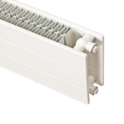 Hudevad LK konvektor H210 T22/3-20 L1500 i RAL9016 hvid, viser den diskrete front og synlige tilslutninger på hvid baggrund.