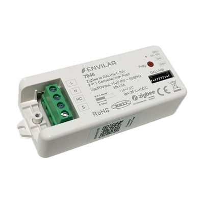 Hvid Envilar Zigbee-konverter til DALI og 0/1-10V med tryk, set skråt med den grønne klemrække synlig.