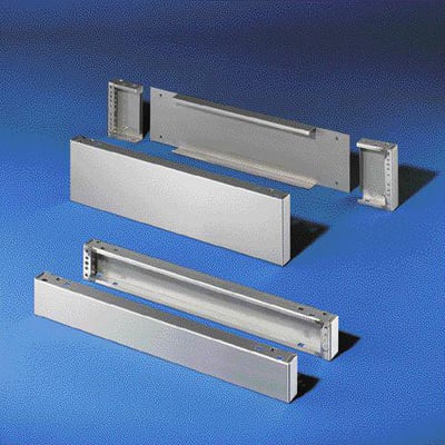 Rittal frontblænde TS i rustfrit stål, 100 mm høj, vist med dele af et kabinet og tilbehør på blå baggrund.