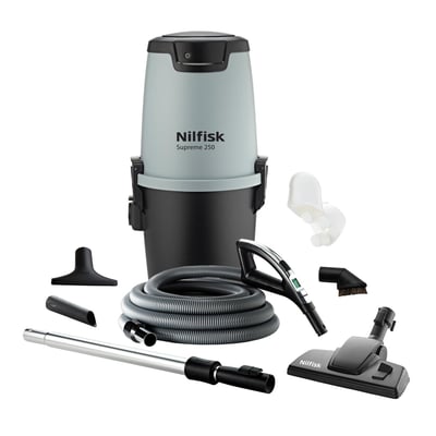 Nilfisk Alt-i-1 250 Deluxe centralstøvsuger med tilbehør såsom slange, mundstykker og rør på hvid baggrund.