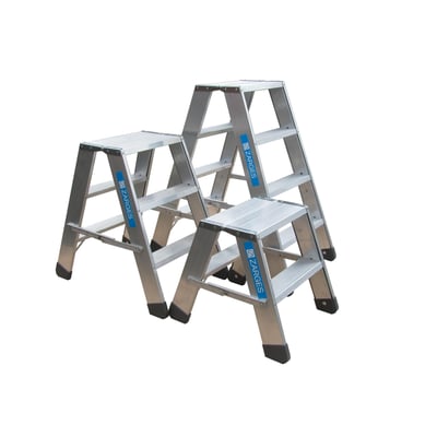 Zarges arbejdsbuk med to sektioner og tre trin på hver side, fremstillet i aluminium med blå Zarges logoer.