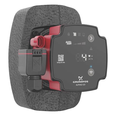 Grundfos ALPHA2 GO cirkulationspumpe med digitalt display og rød kabinet, isoleret med sort skum.