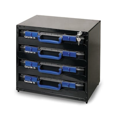 Raaco SafeBox 55 fyldt med fire blå CarryLite 55 kasser, vist med låst låg og nøgle.