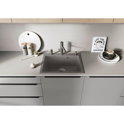 BLANCO alta-s ii køkkenarmatur i pvd steel finish med udtræksbruser, 1-grebs betjening og vask monteret på grå bordplade.