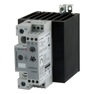 Carlo Gavazzi analogstyret, 1-polet solid-state-relæ med grå front, sorte køleribber og synlige tilslutninger.