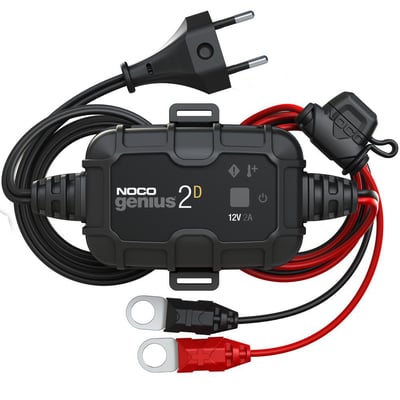 Noco Genius 2D batterioplader med 12V 2A output, sorte og røde kabler og stik på hvid baggrund.
