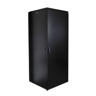 Sort 19-tommer gulvrack med 42HE, 800x800x2080 mm, og en solid pladedør med lås.