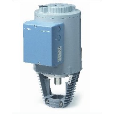 Siemens SKB62 elektrohydraulisk ventil aktuator, 24V, 2800 N, 20 mm, med blå styreboks og grå beskyttelse.