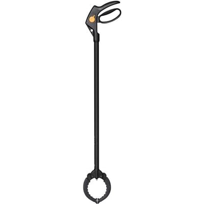 Fiskars Solid Gripper gribetang i sort metal med et ergonomisk håndtag og justerbar gribeflade til opsamling af affald.