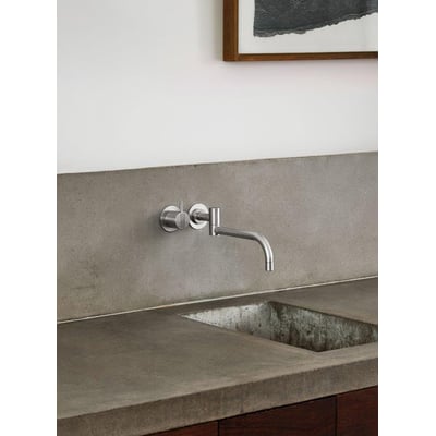 Vola håndvaskarmatur 131 i rustfrit stål med etgrebsbetjening og 250mm svingtud monteret på væg over betonkant.