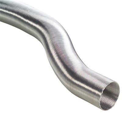 Lindab fleksibelt rør i aluminium med en diameter på 63 mm, bøjet i en blød kurve på hvid baggrund.