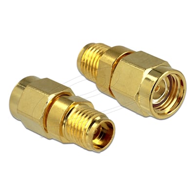 DeLock adapter med RP-SMA plug til SMA jack i guldfarvet metal, vist fra to vinkler med begge stikender synlige.