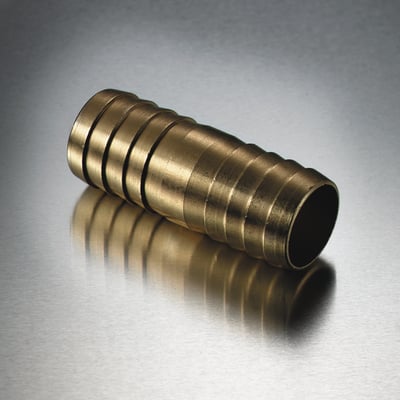 Nordic Quality slangesamlerør i messing med 3/4" dimension og riflet overflade for bedre greb.