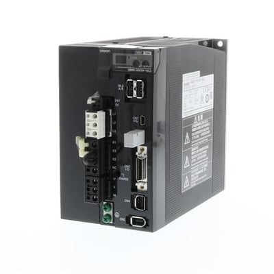 Omron Accurax G5 servodrev, model R88D-KN15H-ML2, med 1,5 kW effekt og 200 VAC, set fra siden.
