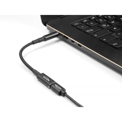 DeLock USB Type-C til HP 4.5 x 3.0mm adapterkabel tilsluttet en bærbar computer, viser 90 graders vinkling.