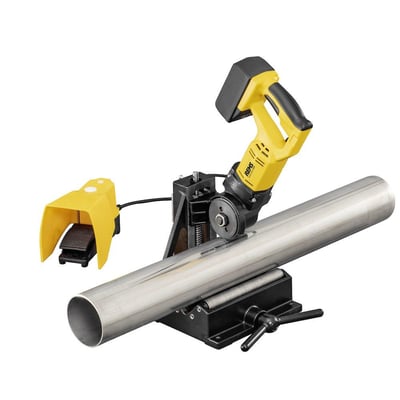 Rems Akku-rørskæremaskine Cento 22V Basic monteret på et rustfrit stålrør, klar til brug med fodpedal.