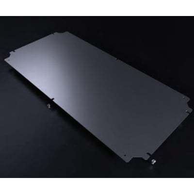 Stålmontageplade til KT klemkasser, 400x400mm, fremstillet i 2mm galvaniseret stål, vist på mørk baggrund.