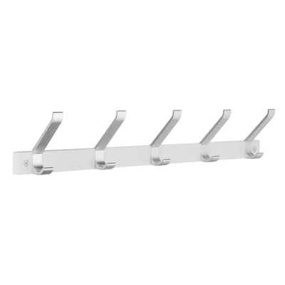 Beslagsboden knagerække med fem hattekroge, hvid skinne og kroge i mat aluminium, set skråt forfra.