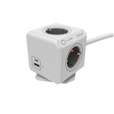 Hvid PowerCube Extended stikdåse med fire udtag, USB-A og USB-C samt kabel, set skråt forfra.