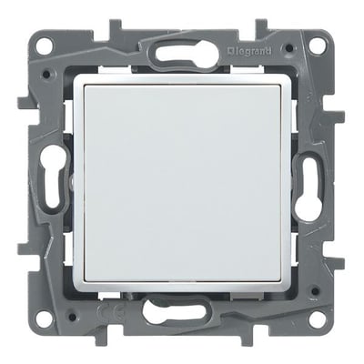 Legrand Niloé blænddæksel/adapter med grå monteringsramme og hvidt dæksel, klar til brug i Mosaic system.