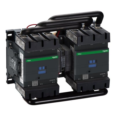 Schneider Electric TeSys D reverseringskontaktor, 115A, 2x3P, 230VAC, med sorte koblingsrør og montering på en sort bundplade.