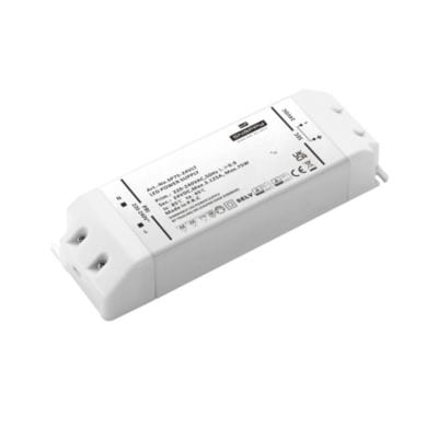 Billedet viser en Snappy SP75-24VLT LED driver i et hvidt plastichus, med fokus på mærkater og detaljer.